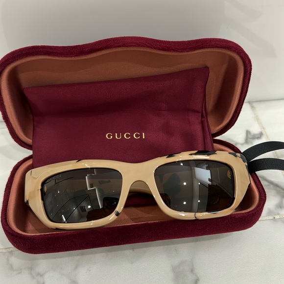 Gucci Spotted Havana Sunglasses - Picture 2 of 5